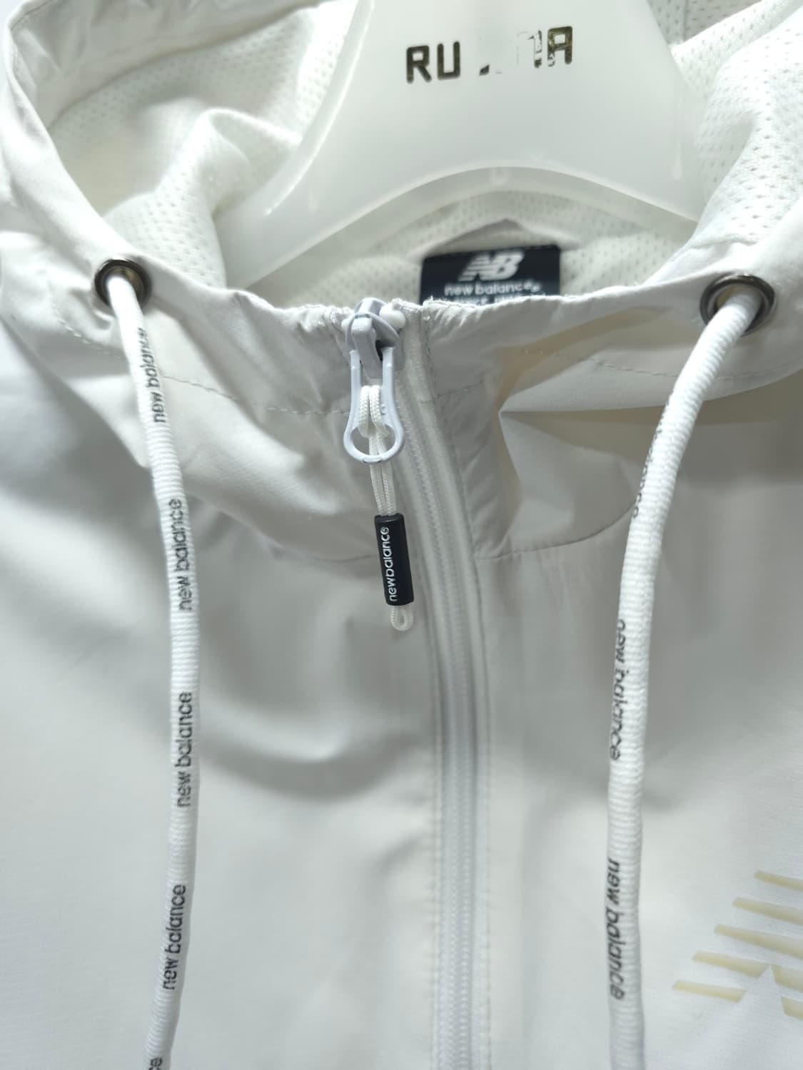 뉴발란스 화이트 기능성 후드 바람막이 자켓(S사이즈) 상품이미지5
