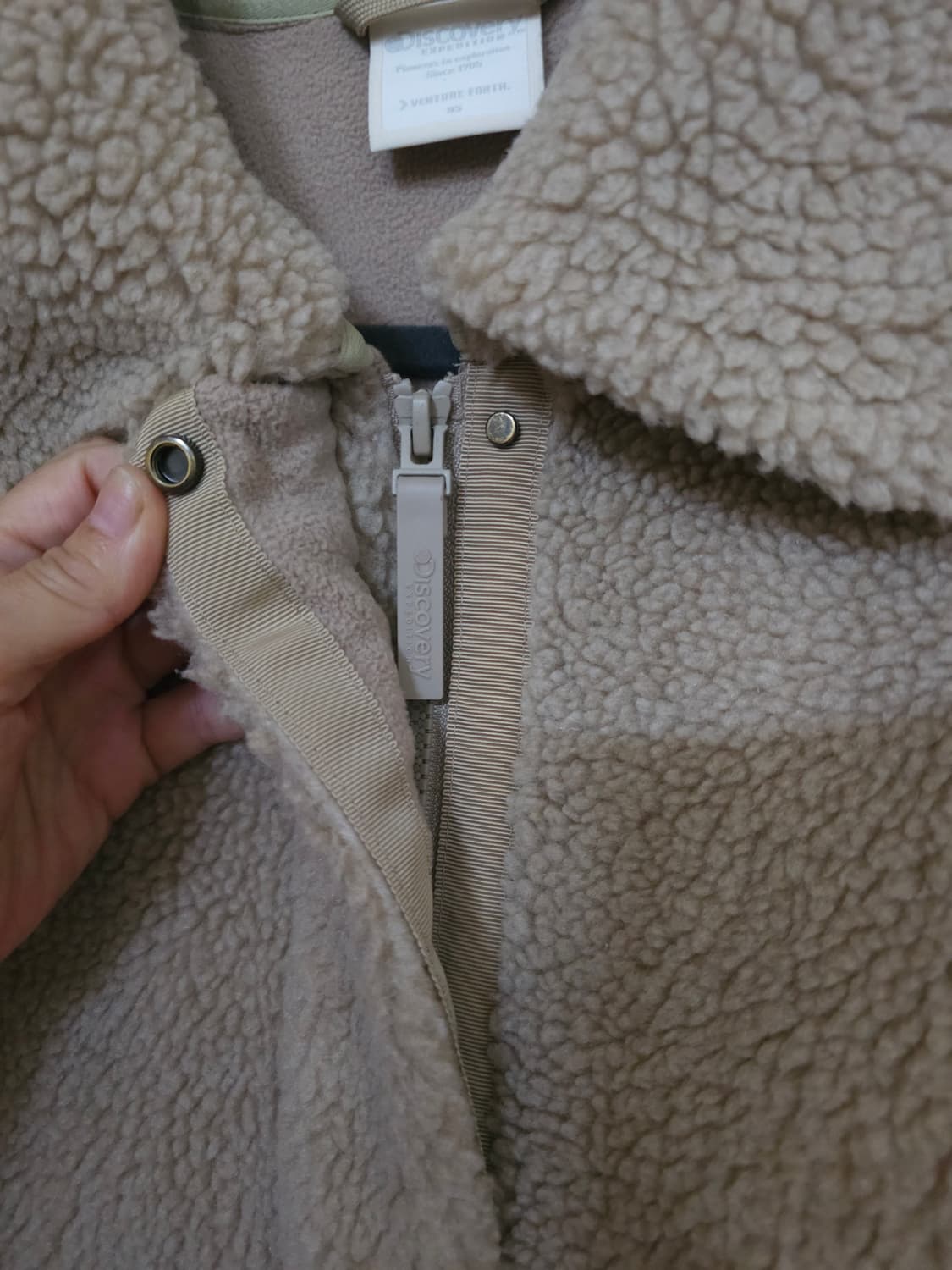 디스커버리 베이지 뽀글이 롱 코트 상품이미지6