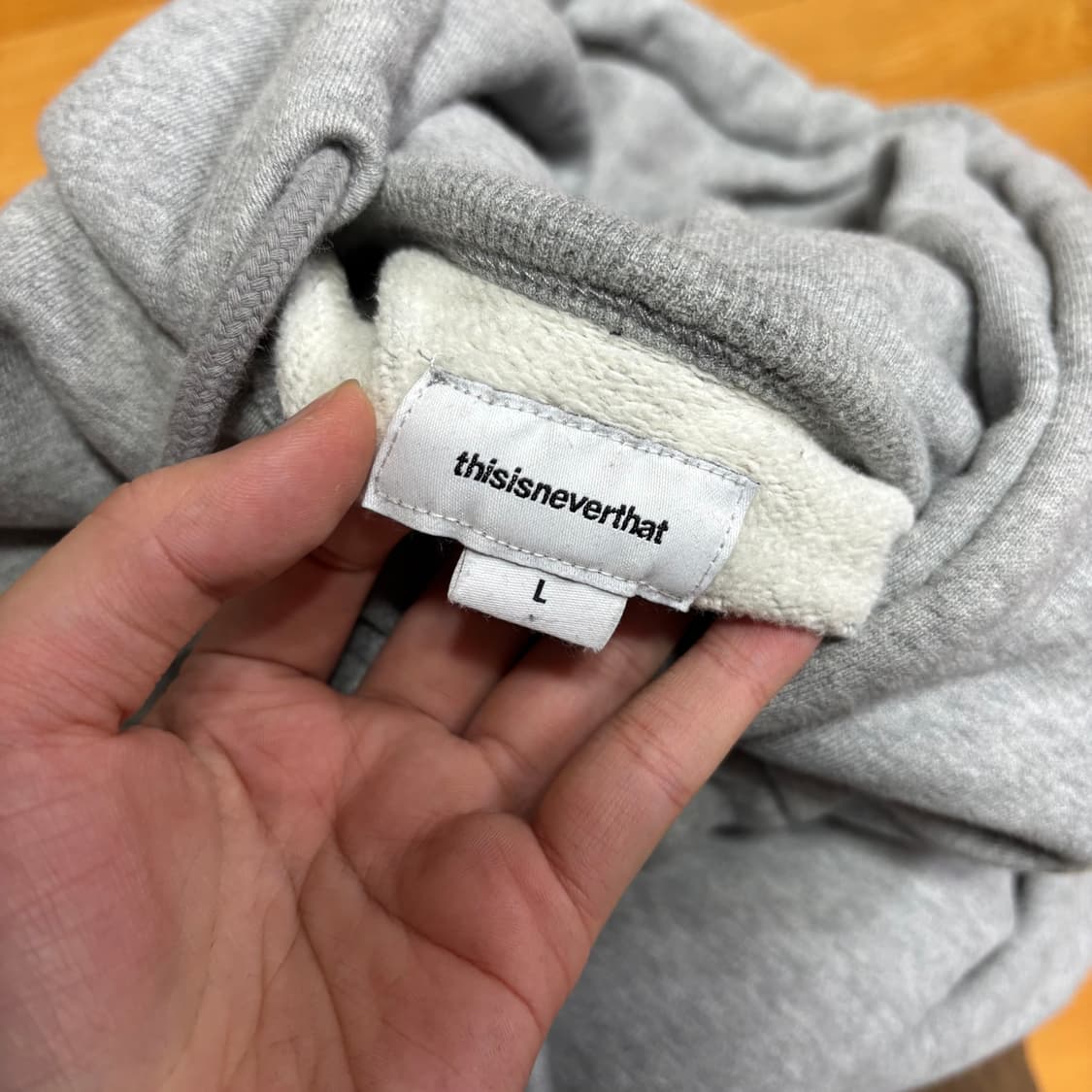 L 디스이즈네버댓 그레이 프린팅 후드티 상품이미지3