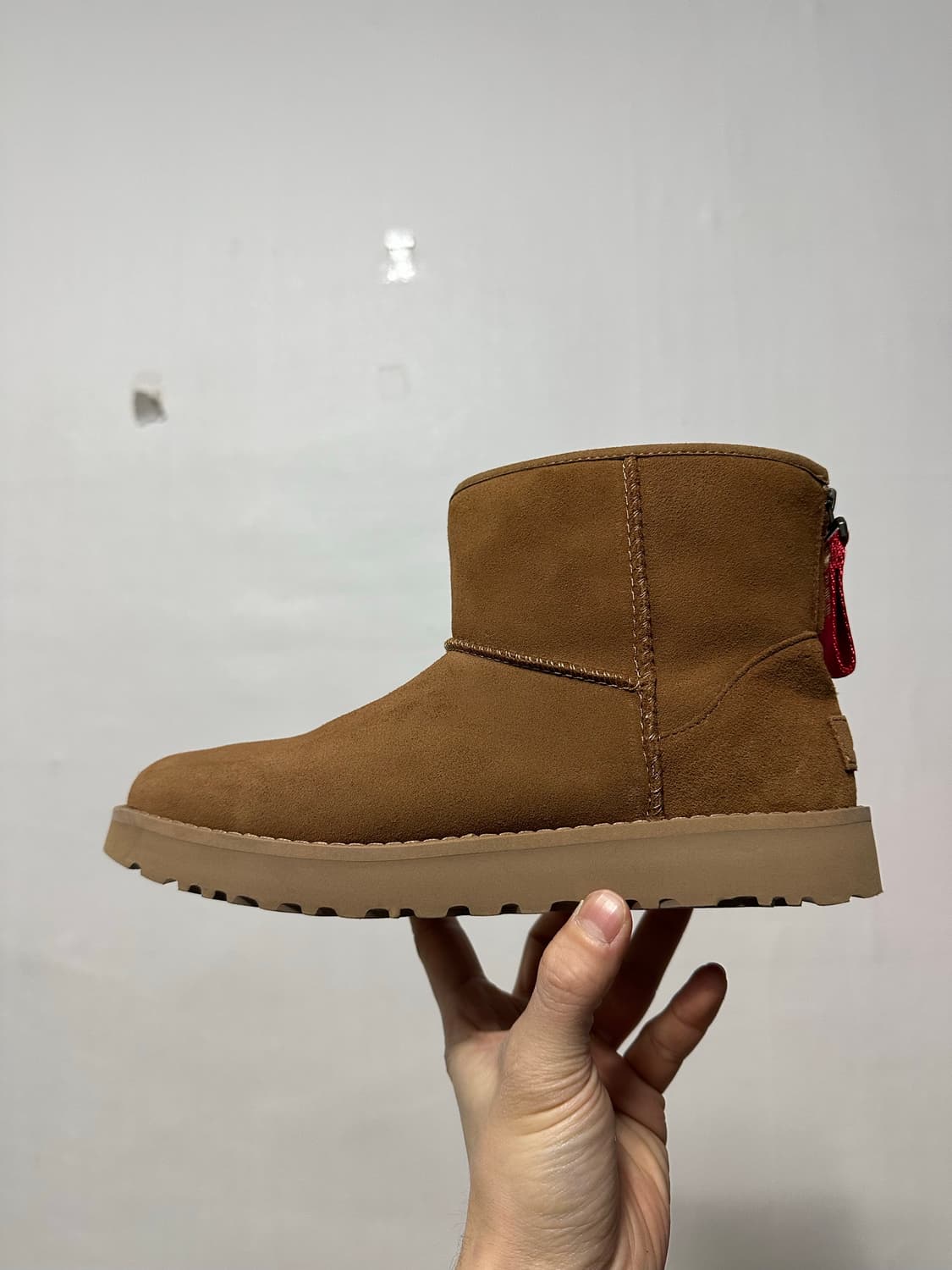 어그 UGG 미니 로고 집업 부츠 체스터넛  상품이미지2