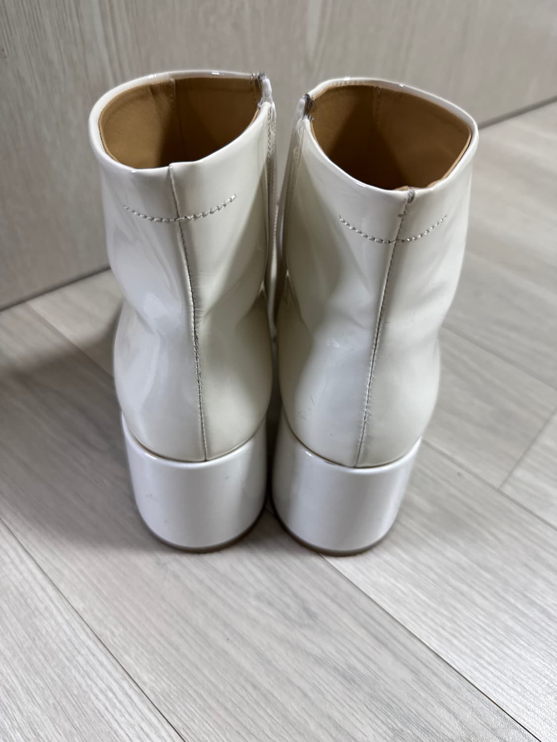 MM6 마르지엘라 에나멜 부츠 화이트 상품이미지2