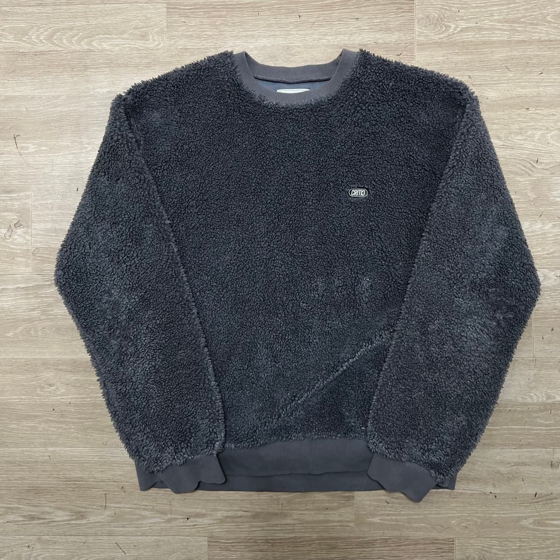 크리틱 로고 와펜 뽀글이 크루넥 웜업 맨투맨[차콜] XL/105 상품이미지1