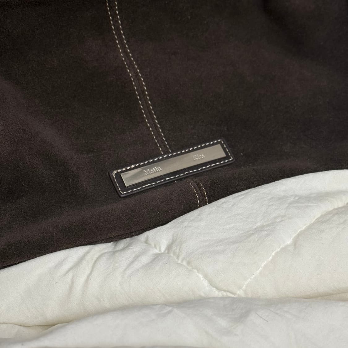 마뗑킴 투 웨이 스트랩 스웨이드 레더 백 — 브라운 상품이미지4