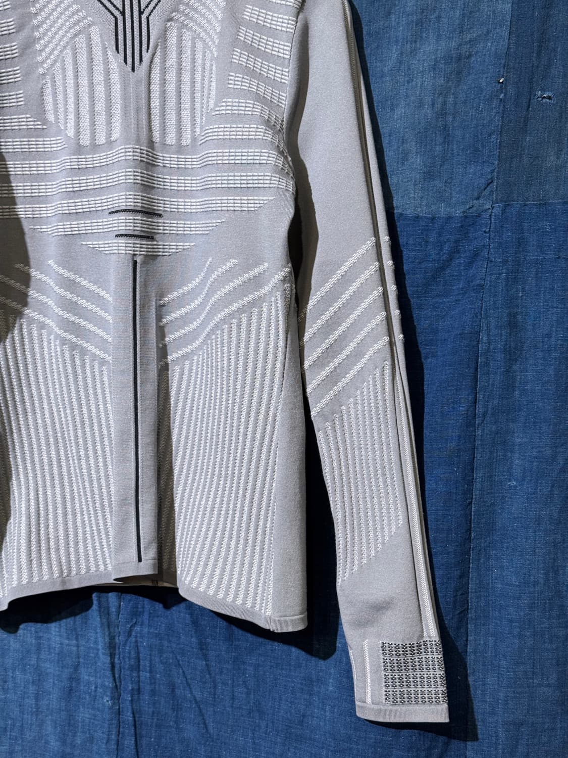 44 ) PRADA Embossed Techno Mock-Neck L/S 상품이미지5