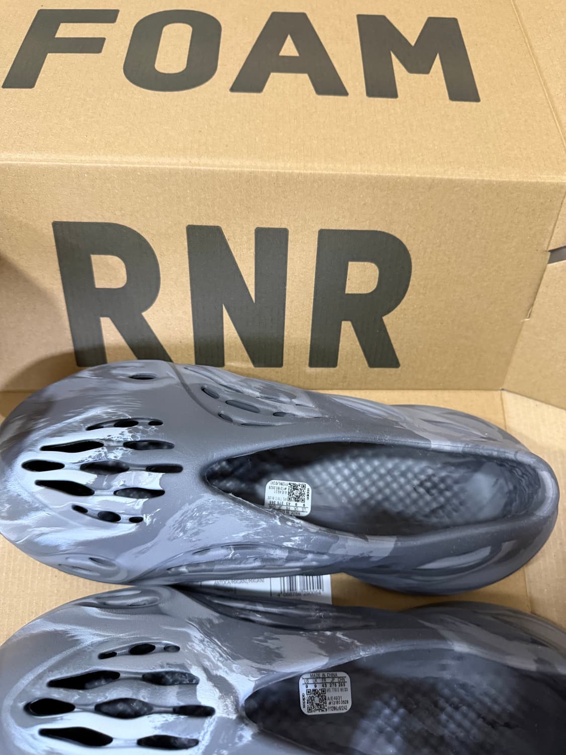 아디다스 이지 폼 러너 믹스 그래닛 상품이미지1