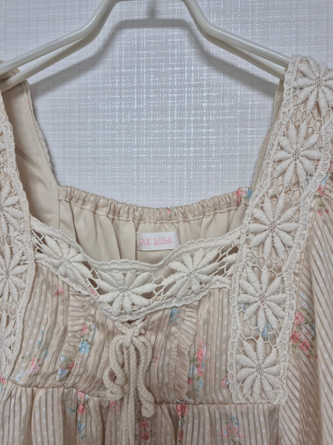 리즈리사 연베이지 잔꽃 스트라이프 블라우스 상품이미지3