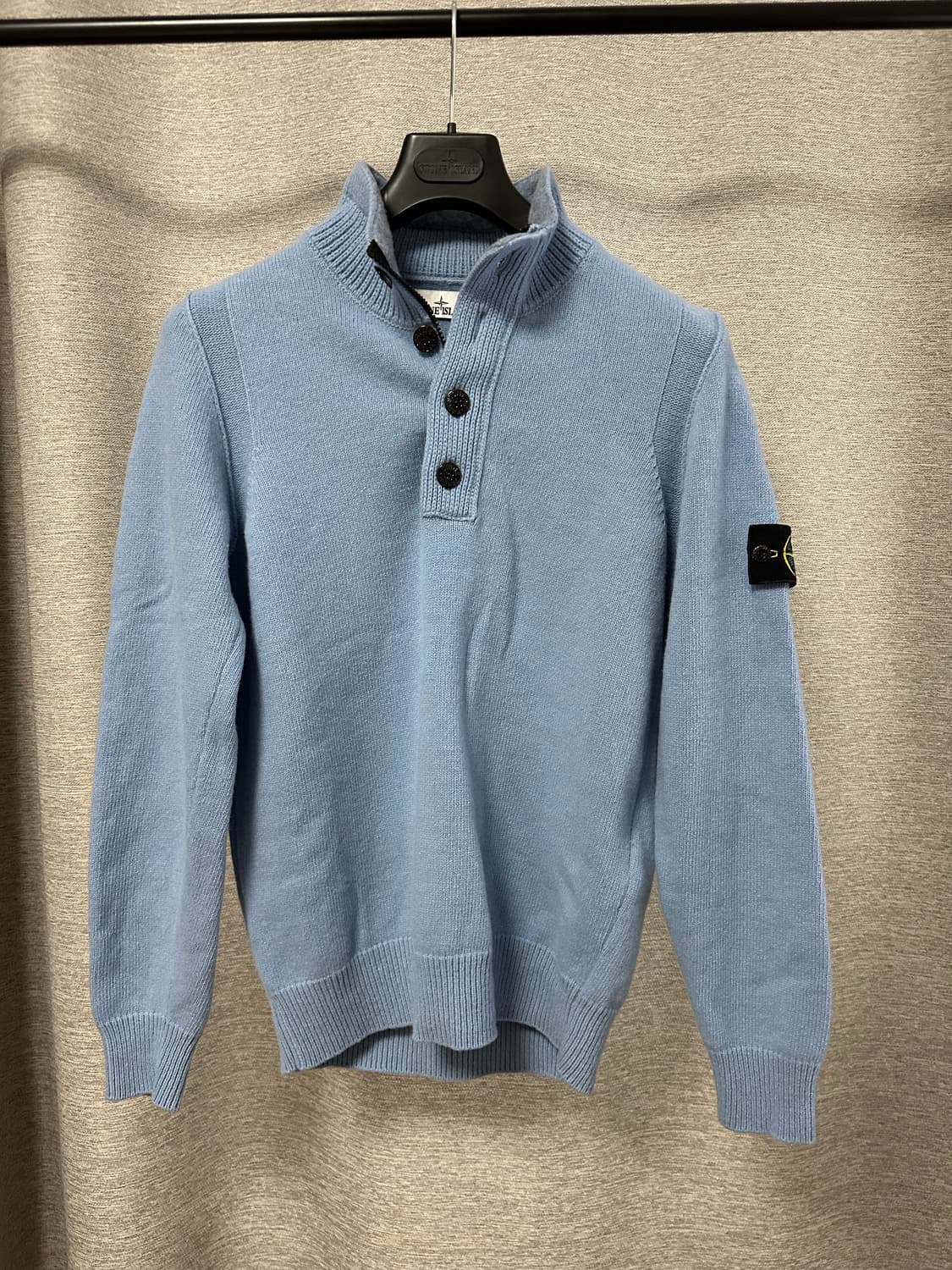 (M) 스톤아일랜드 버튼 하프집업 니트 라이트블루 상품이미지1