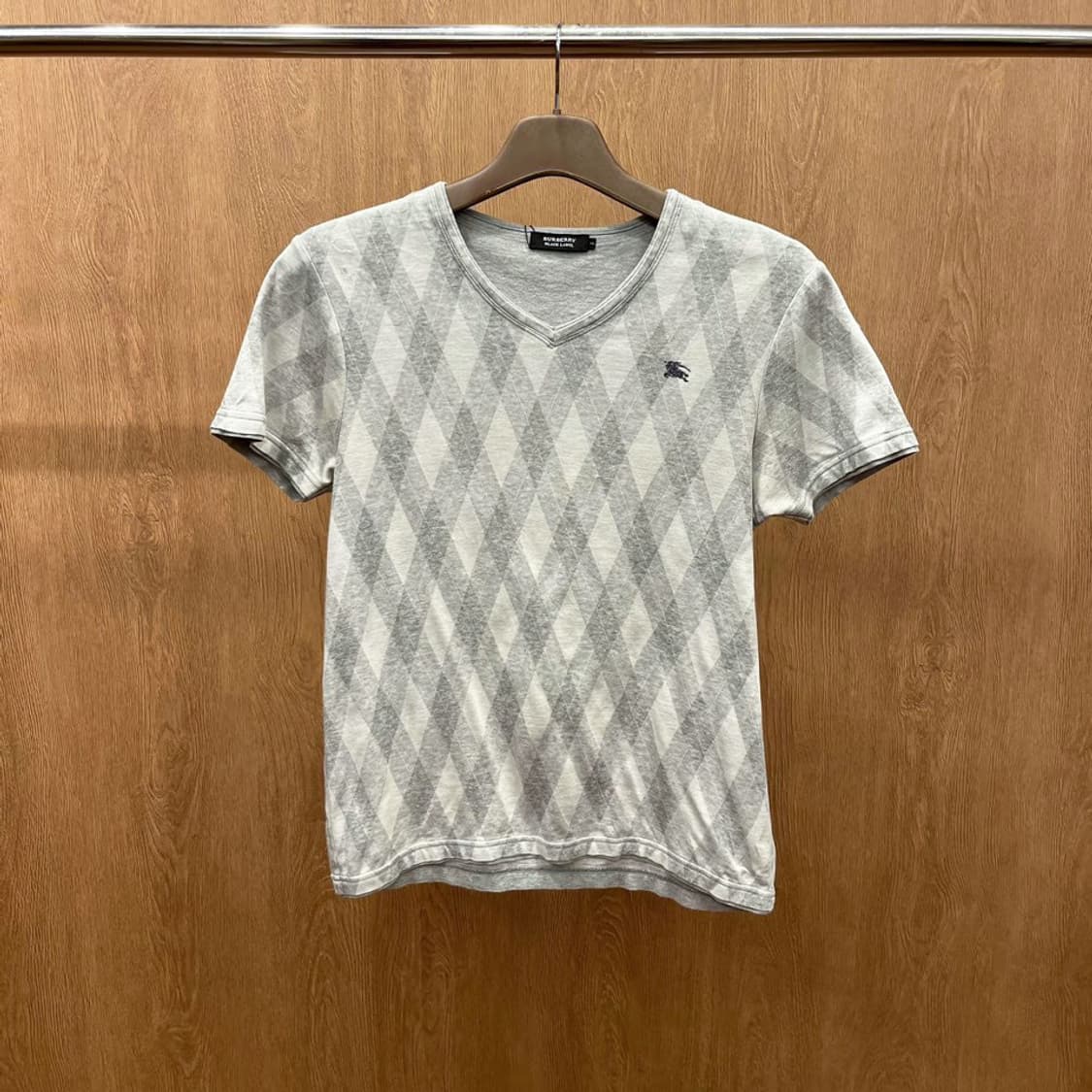 버버리 블랙라벨 반팔 티셔츠 아가일 패턴 로고 자수 브이넥 디테일 그레이 상품이미지2