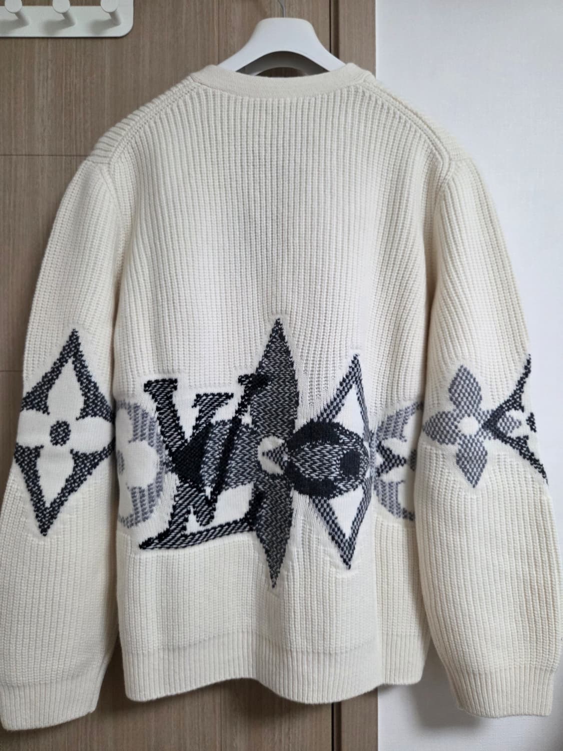 루이비통 남자 그래픽 니티드 밀크 화이트 니트 울 가디건  상품이미지2