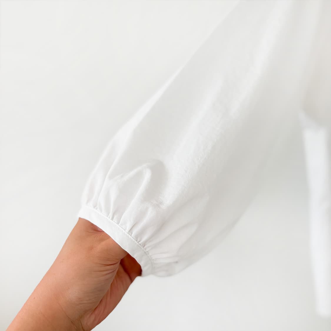 화이트 레이스 자수 하이넥 블라우스 상품이미지5