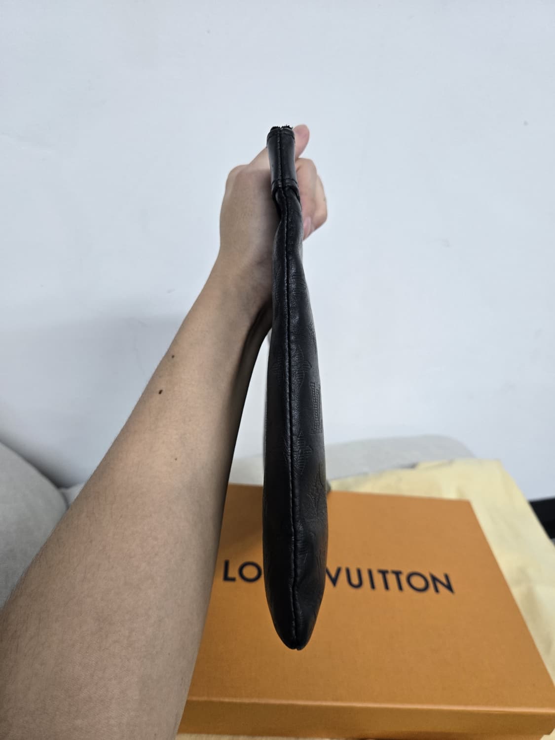 [보증서 A급]루이비통 쉐도우 클러치백 상품이미지4