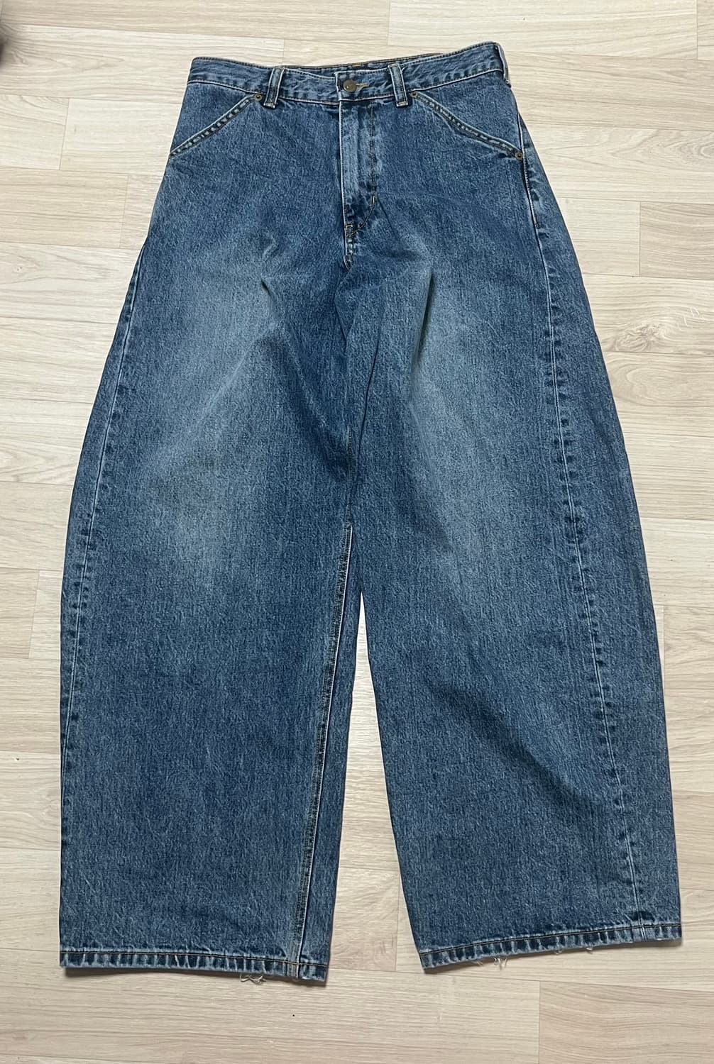 해칭룸 와이드커브진 워시드 블루 상품이미지1