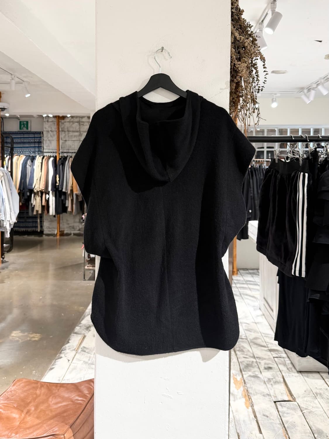 마메 쿠로구치 23fw 블랙 슬리브리스 후디드 판초 탑 상품이미지6