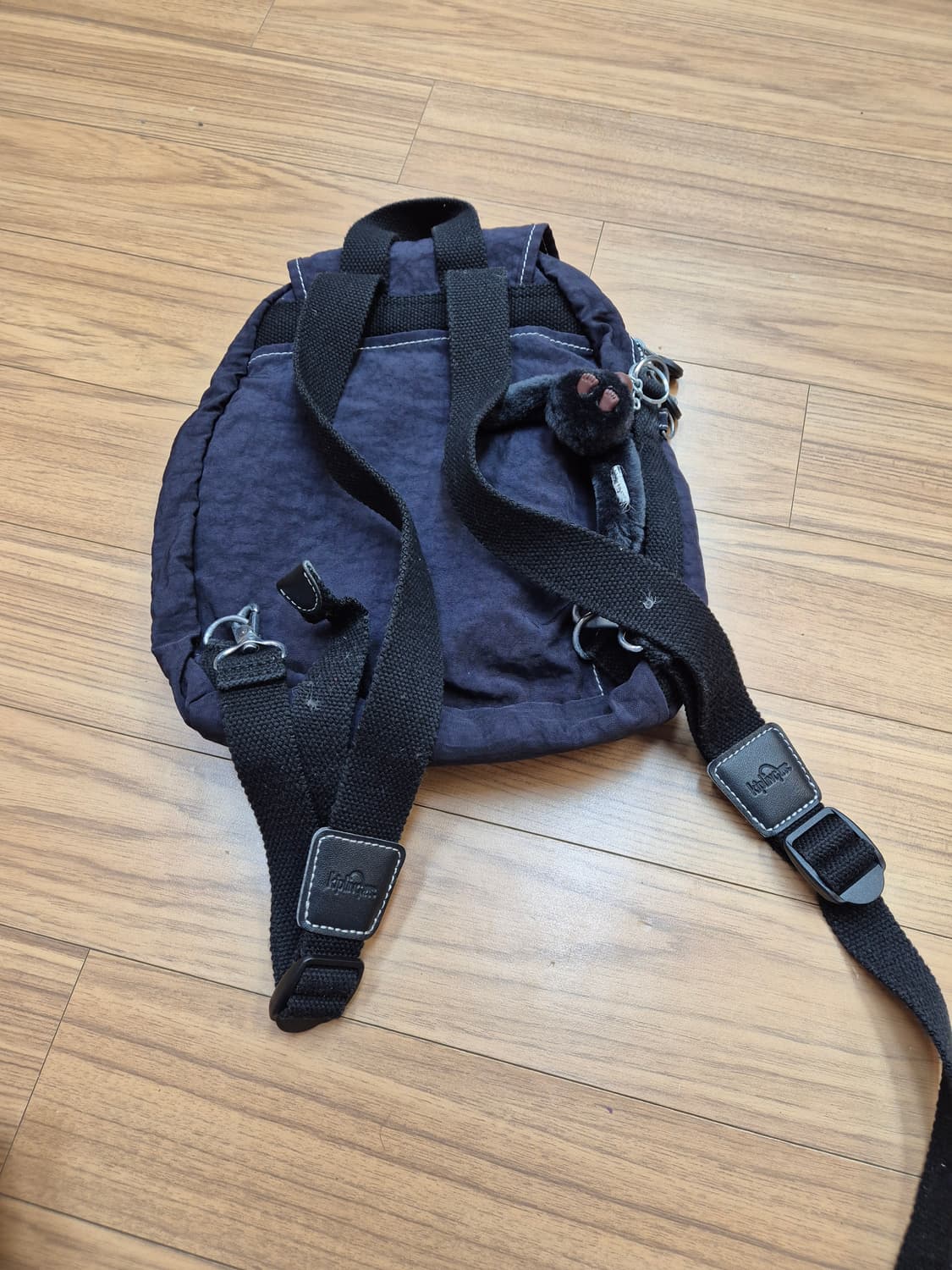 키플링 미니 백팩 판매합니다. 블랙 색상이라 어느 옷에나 잘 어울립니다. 상품이미지3