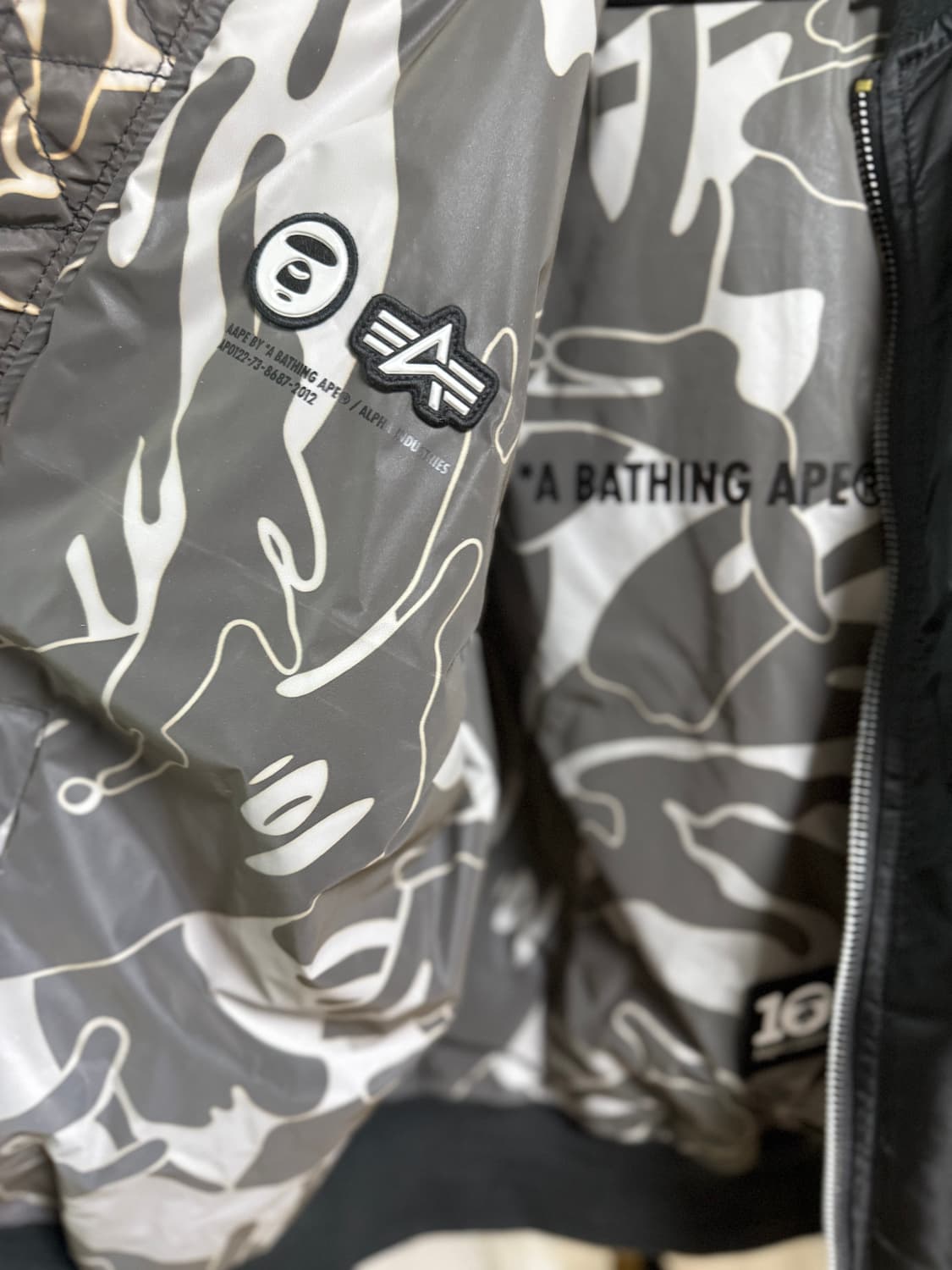 에이프 x 알파 인더스트리 문페이스 엠보싱 봄버 재킷 AAPE 상품이미지3