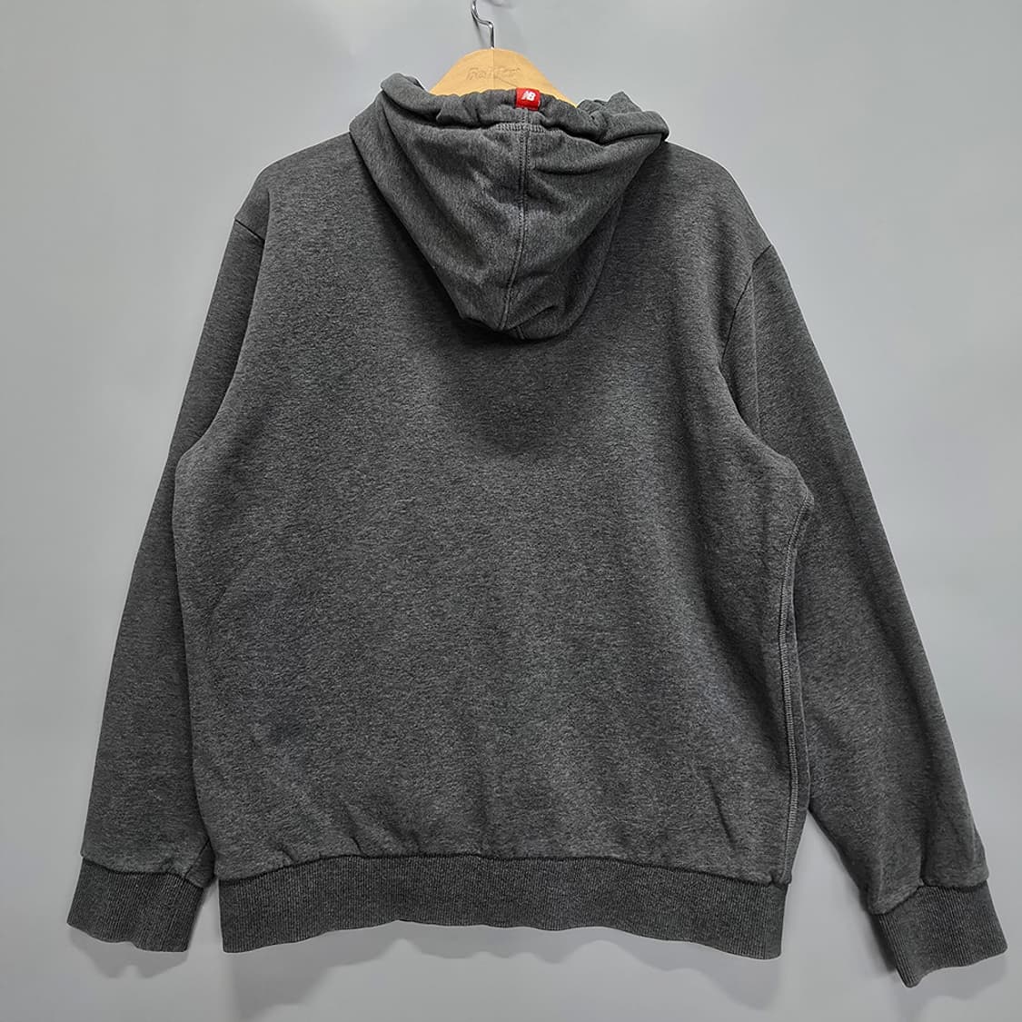 뉴발란스(New Balance) 로고 패치 후드티 그레이 100 상품이미지5