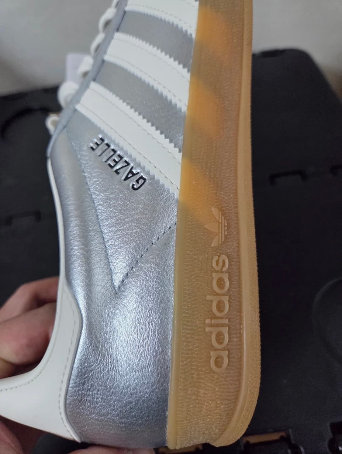 [새상품]아디다스 가젤 인도어 메탈릭 실버  스니커즈 사이즈 265 상품이미지2