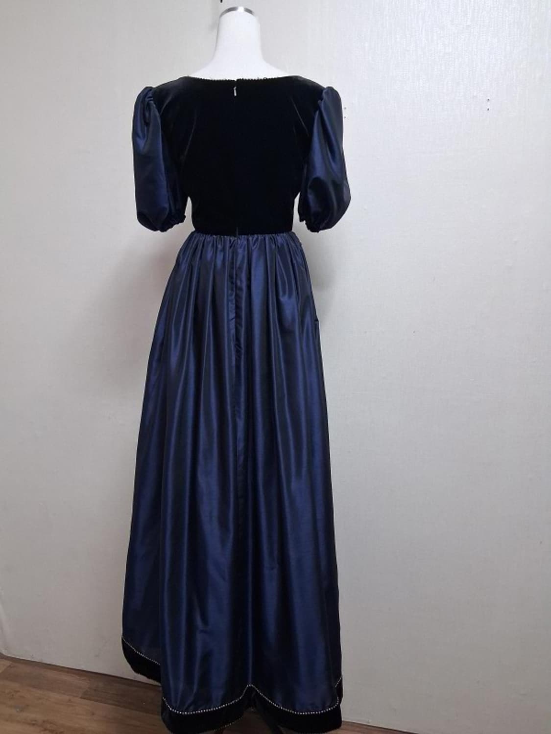 기장 뒤카라제외131cm 뒤중심 허리선까지 26CM스커트만105CM 상품이미지2