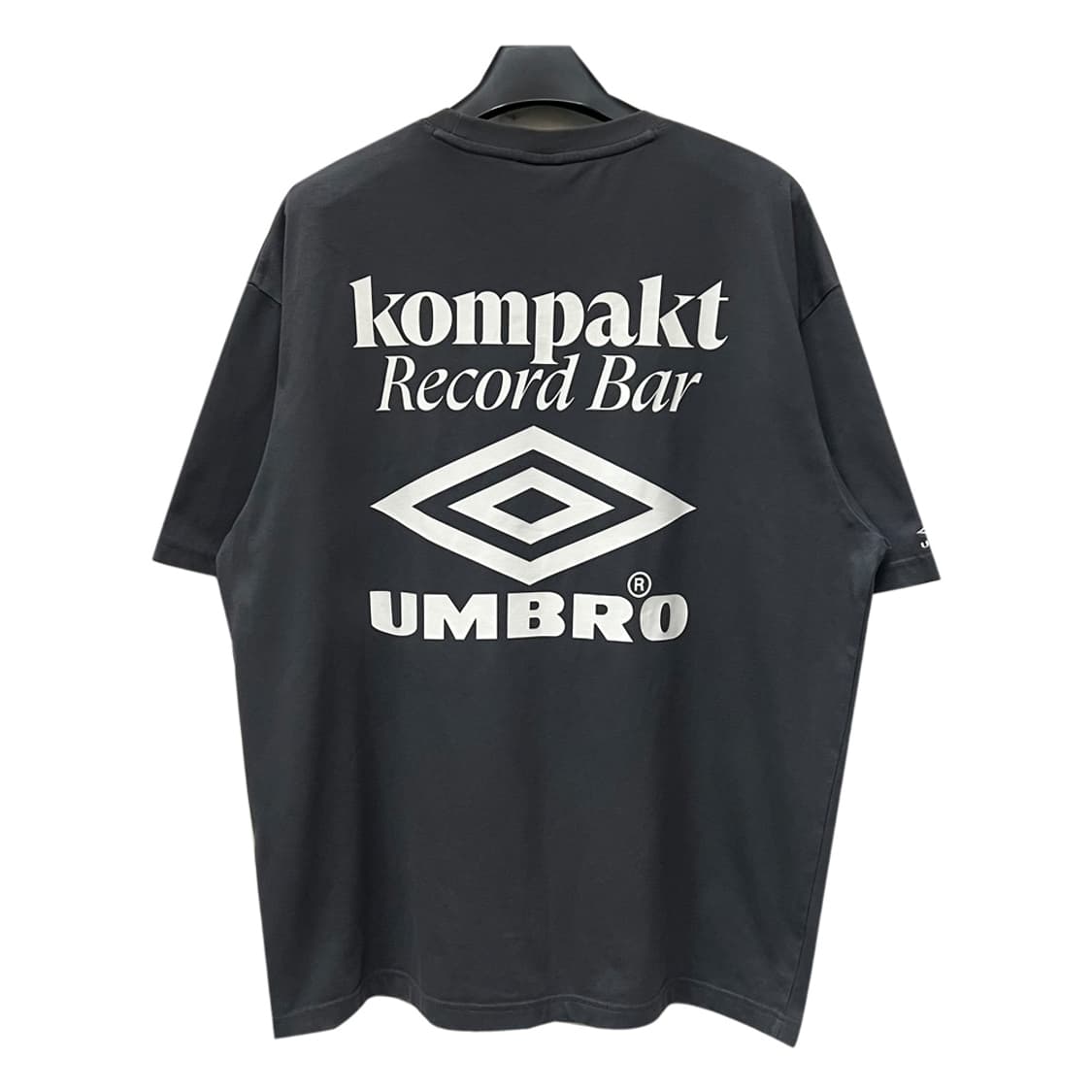 엄브로 x 콤팩트 레코드바 반팔티 110 상품이미지3