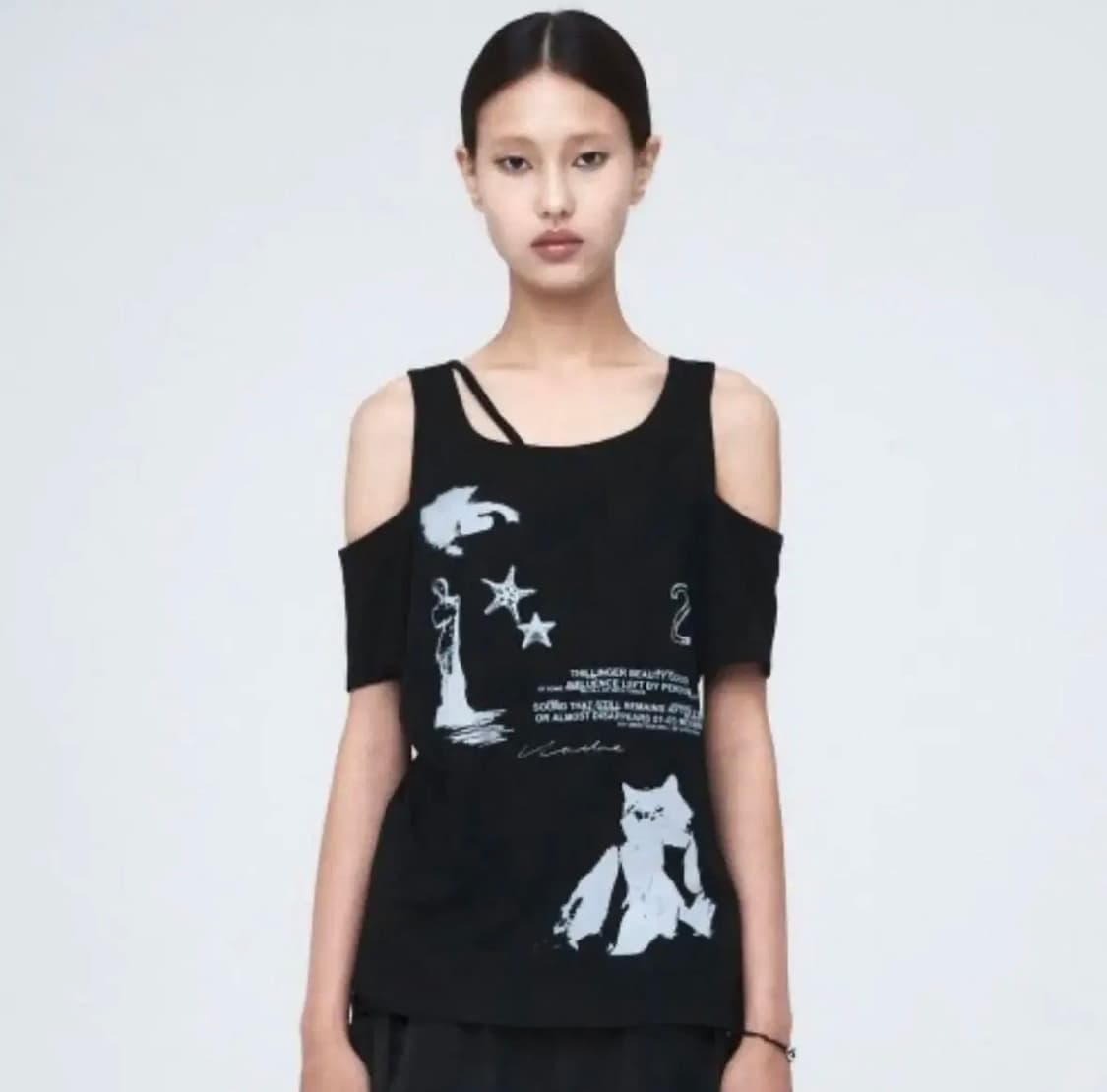 나체 오프숄더 반팔 BARE PRINTED T-SHIRT BLACK 상품이미지1