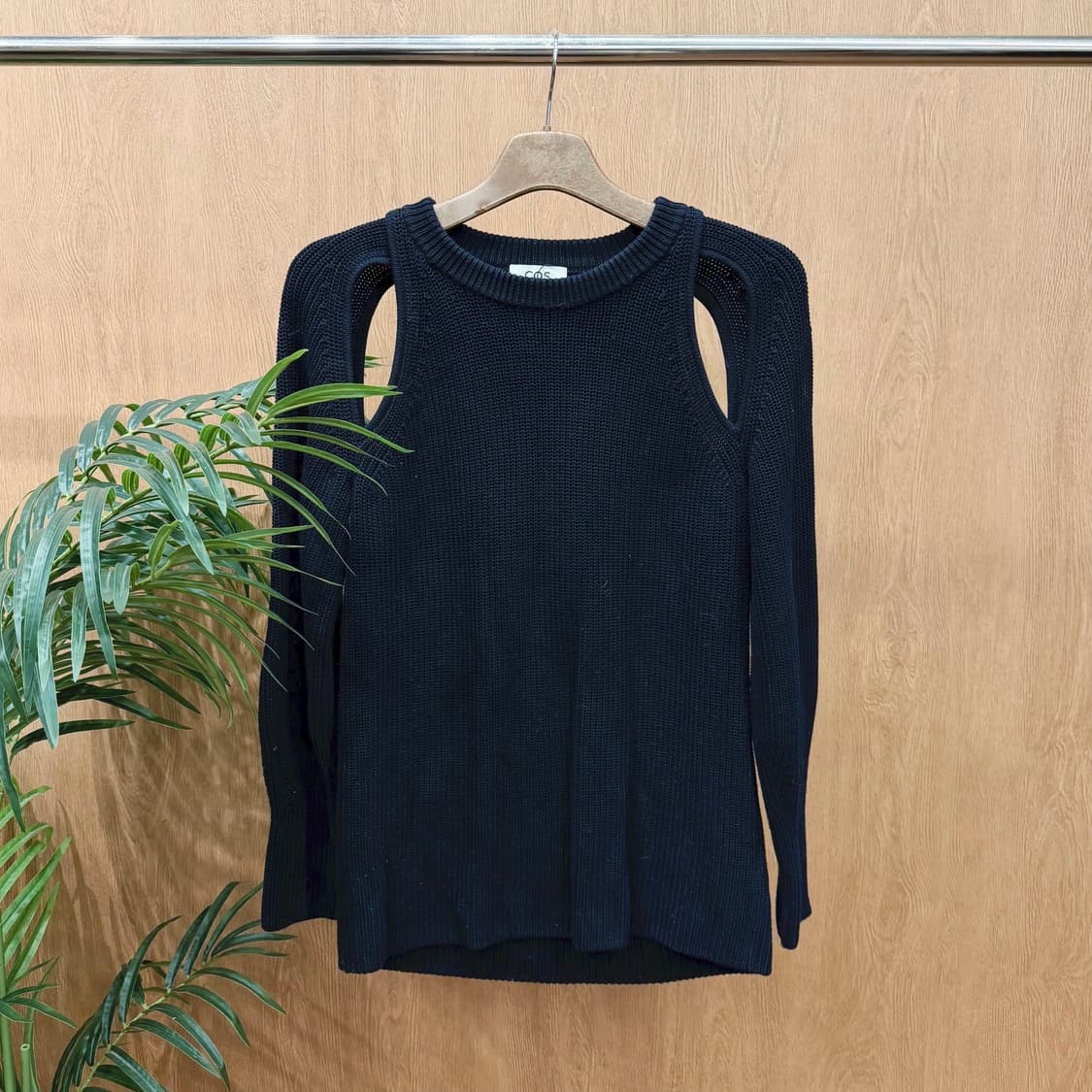 코스 롱 슬리브 골지 니트 컷아웃 오픈 슬리브 리브 커프 디테일 블랙 상품이미지1