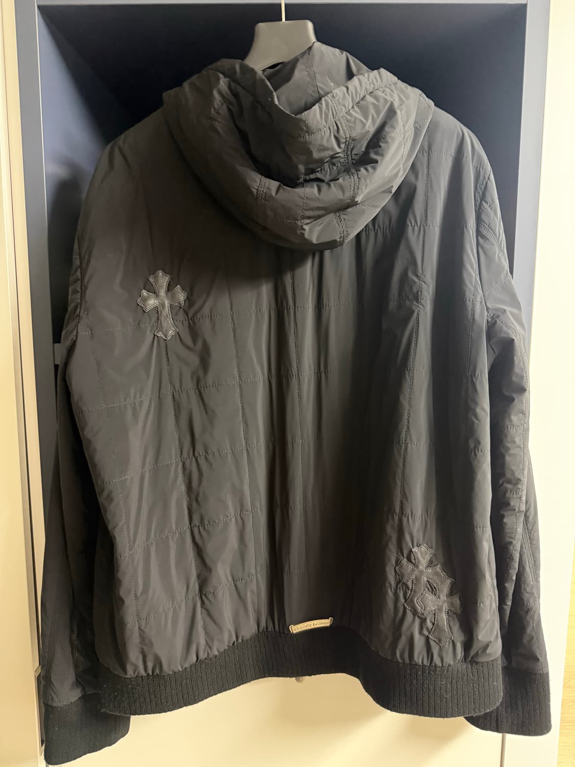 [L] 크롬하츠 크로스 레더패치 퀄티드 나일론 캐시미어 후드 봄버 상품이미지4