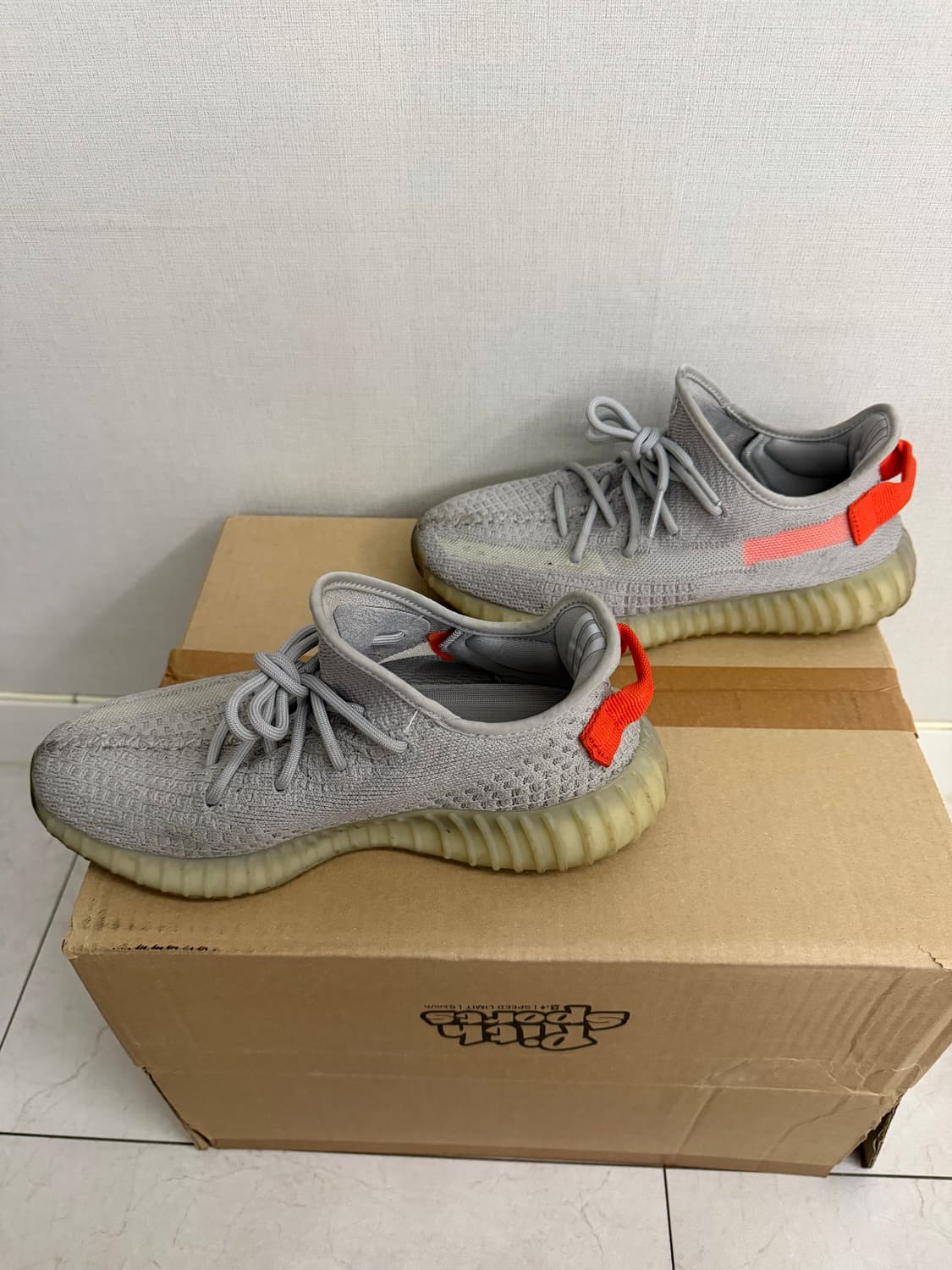 아디다스 이지 부스트 350 V2 테일라이트 250 상품이미지3