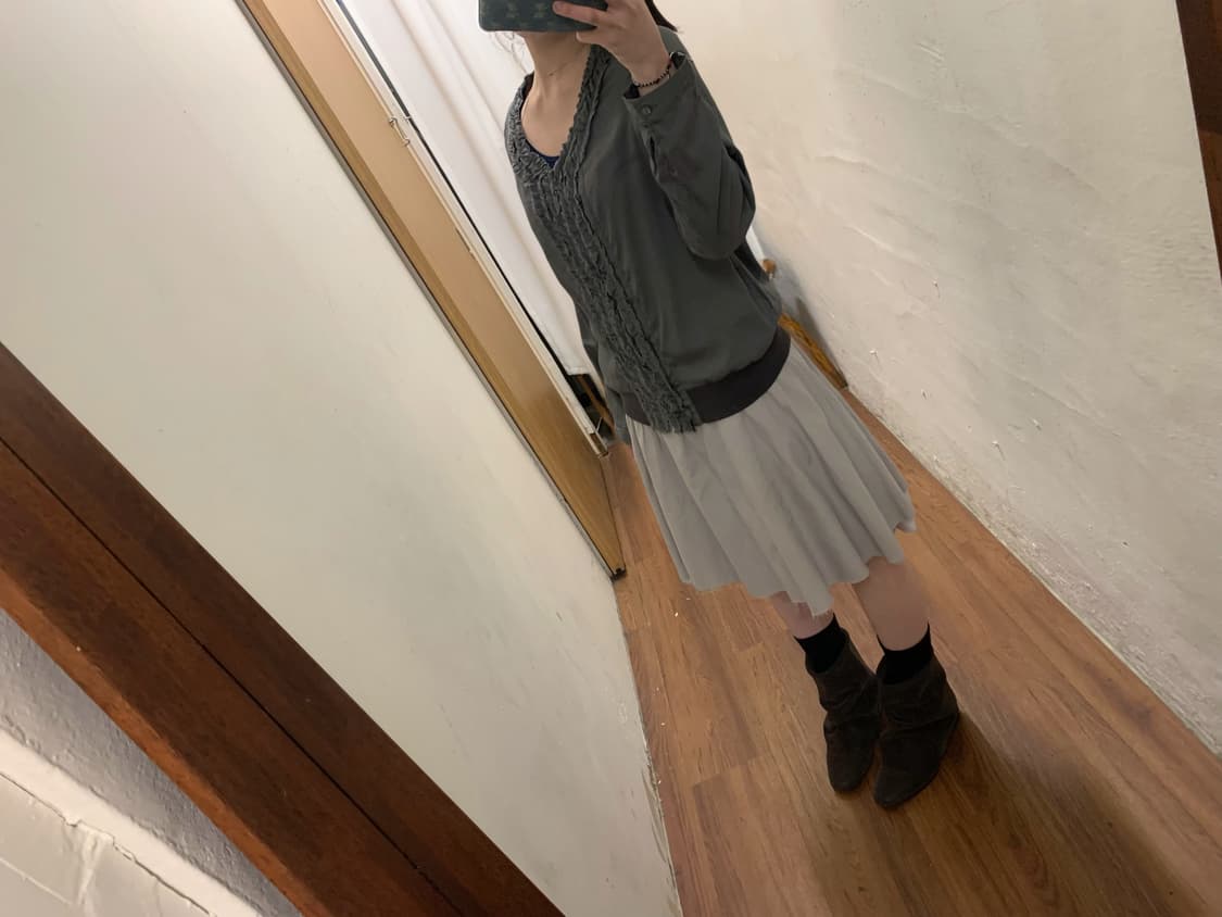 빈티지 브이넥 롱슬리브 집업 프릴 트리밍 디테일 레귤러핏 다크 그레이 상품이미지2