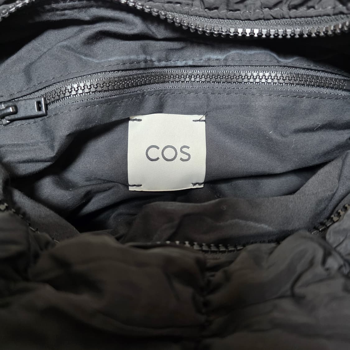 새상품) cos 리플 크로스 바디백 블랙 상품이미지6