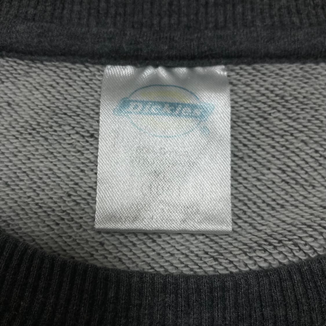 디키즈 스펠아웃 차콜 맨투맨 상품이미지3