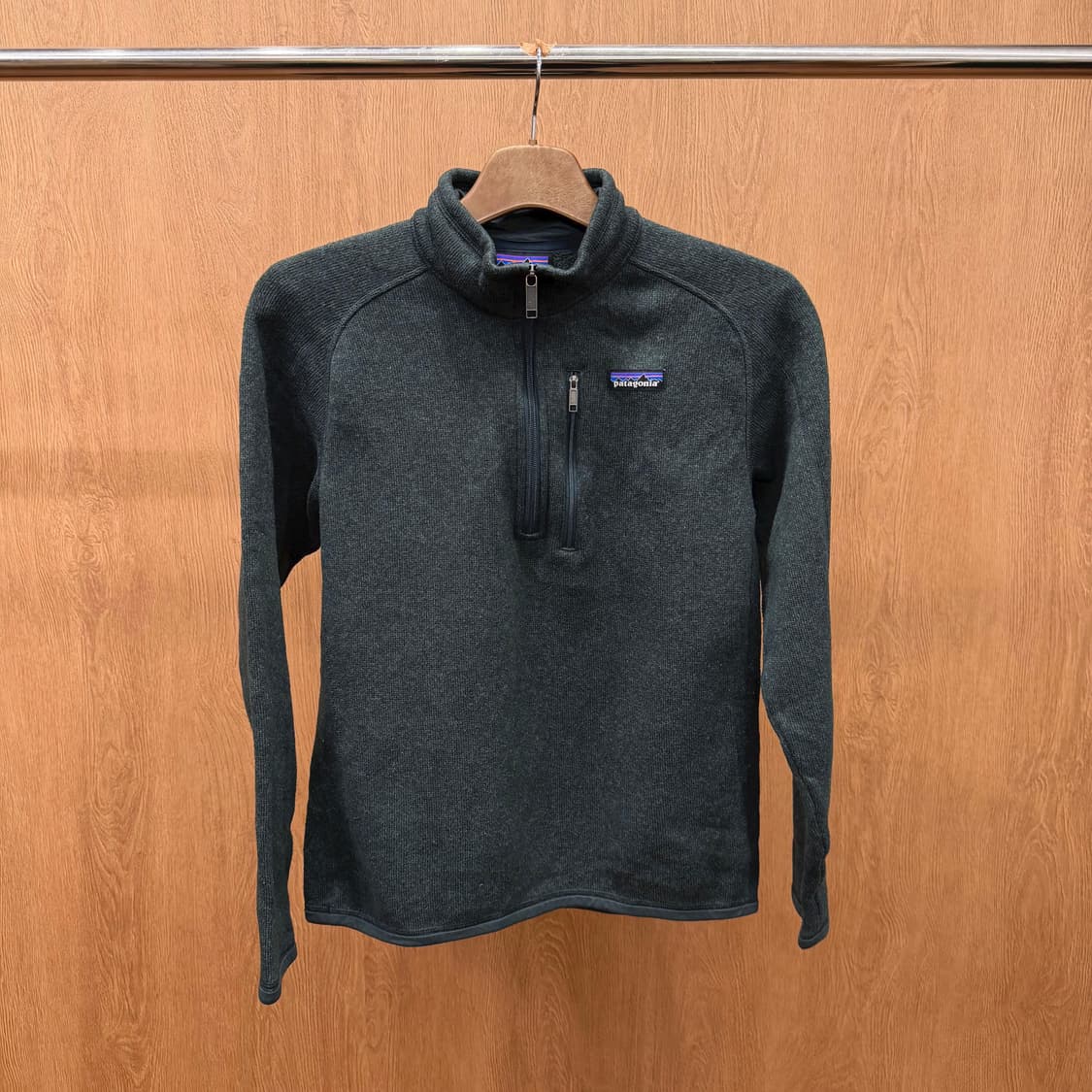 파타고니아 클래식 하이넥 하프 집업 플리스 풀오버 로고 패치 디테일 그린 상품이미지2