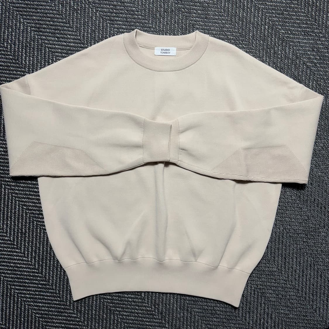 스튜디오 톰보이 베이지 맨투맨(Free) 상품이미지2