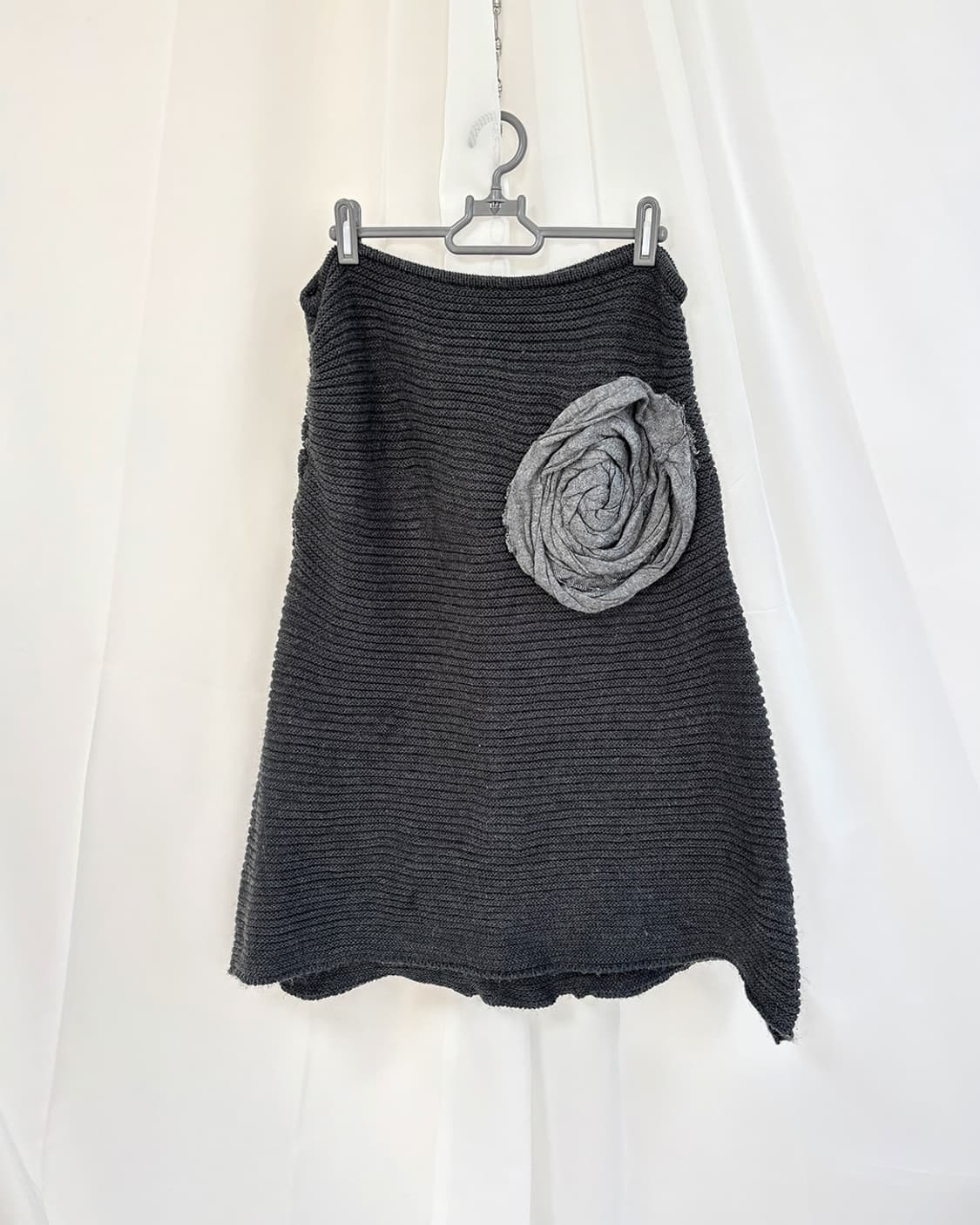 Dark cloudy 플라워 아플리케 포인트 니트 셔링 스커트 상품이미지2