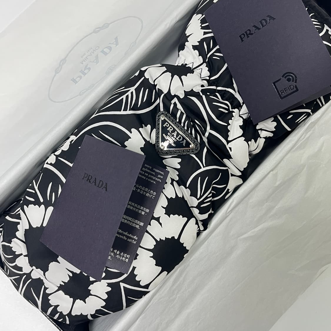 새상품 프라다 패딩 장갑 트라이앵글 로고 플라워 블랙 상품이미지8