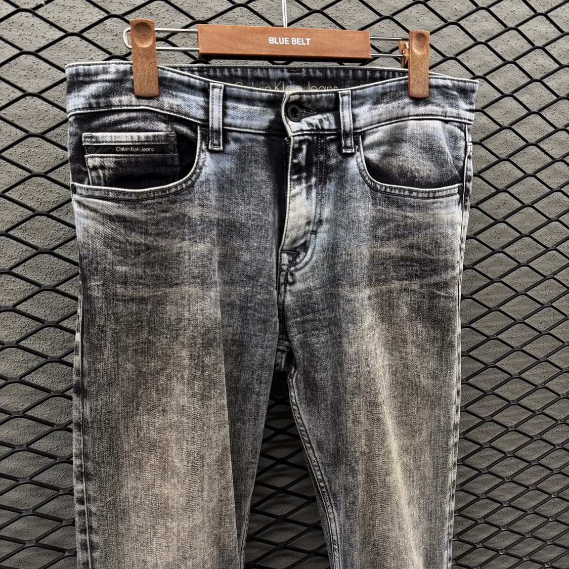 캘빈클라인 위싱 데님 팬츠 미드라이즈 화이트 브러싱 백포켓 로고 디테일 상품이미지4