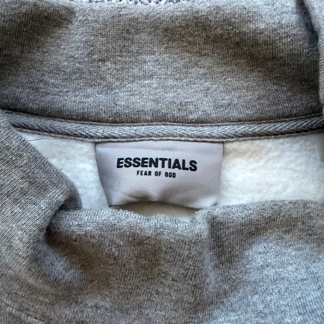 에센셜 모크넥 맨투맨 상품이미지3