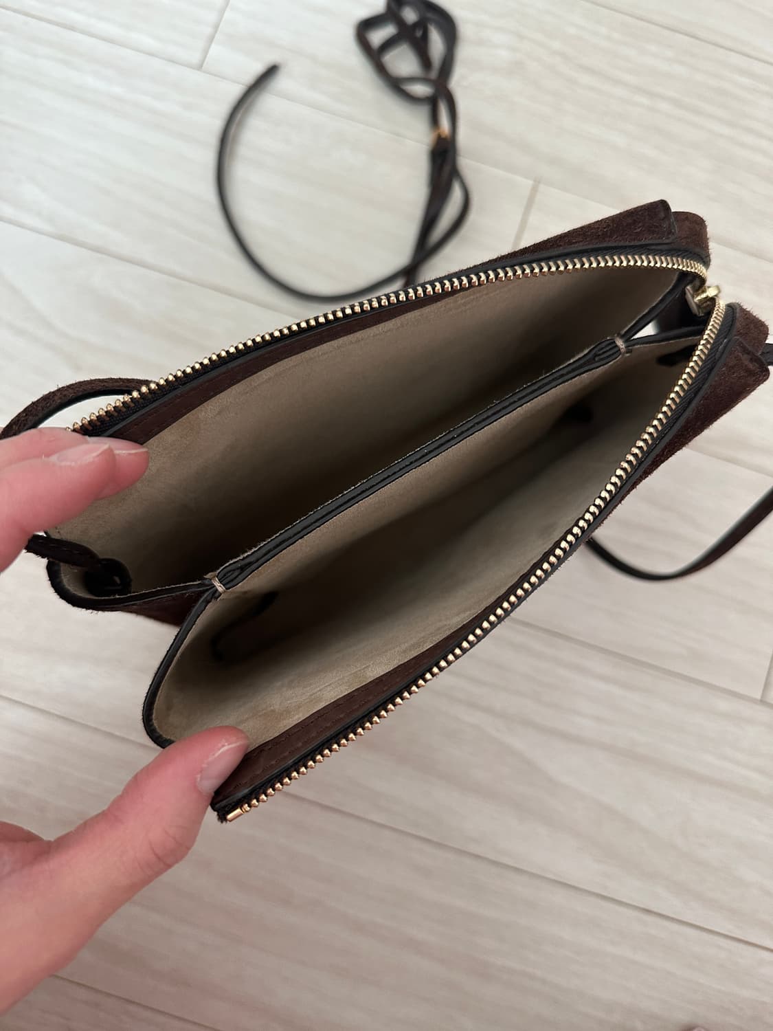 더로우 누 트윈 미니백 스웨이드 모카 상품이미지3