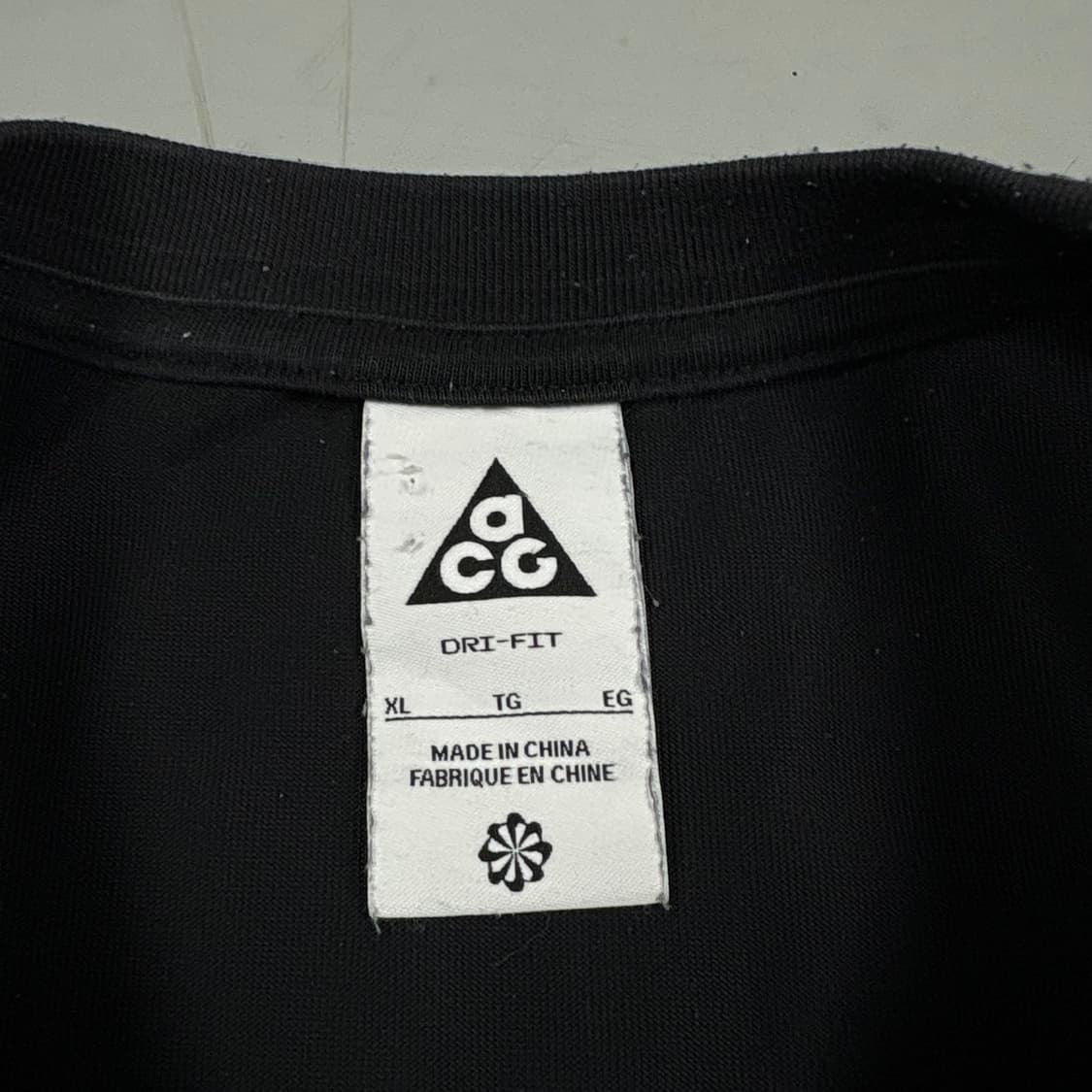나이키 ACG 블랙컬러 자수 시그니처로고 반팔티 상품이미지3