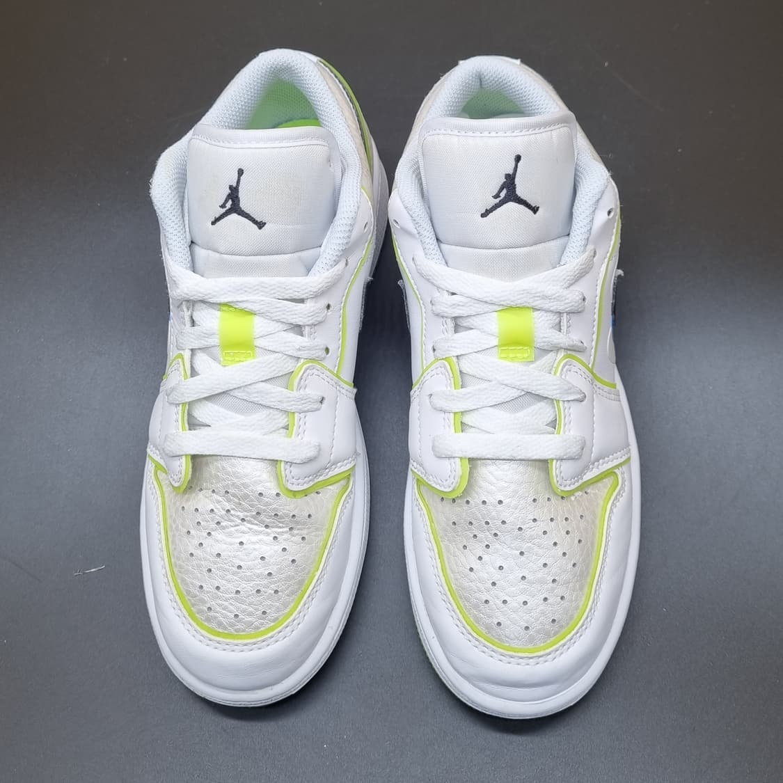 나이키 조던1 로우 화이트플레티넘틴트볼트230 상품이미지2