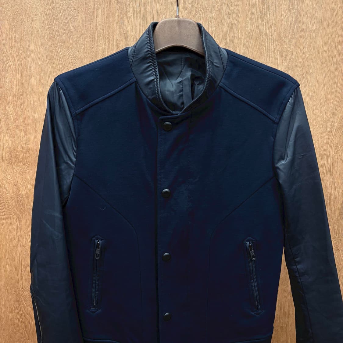 타임 레더 믹스 하이브리드 자켓 스탠드 카라 지퍼 포켓 디테일 네이비 상품이미지4