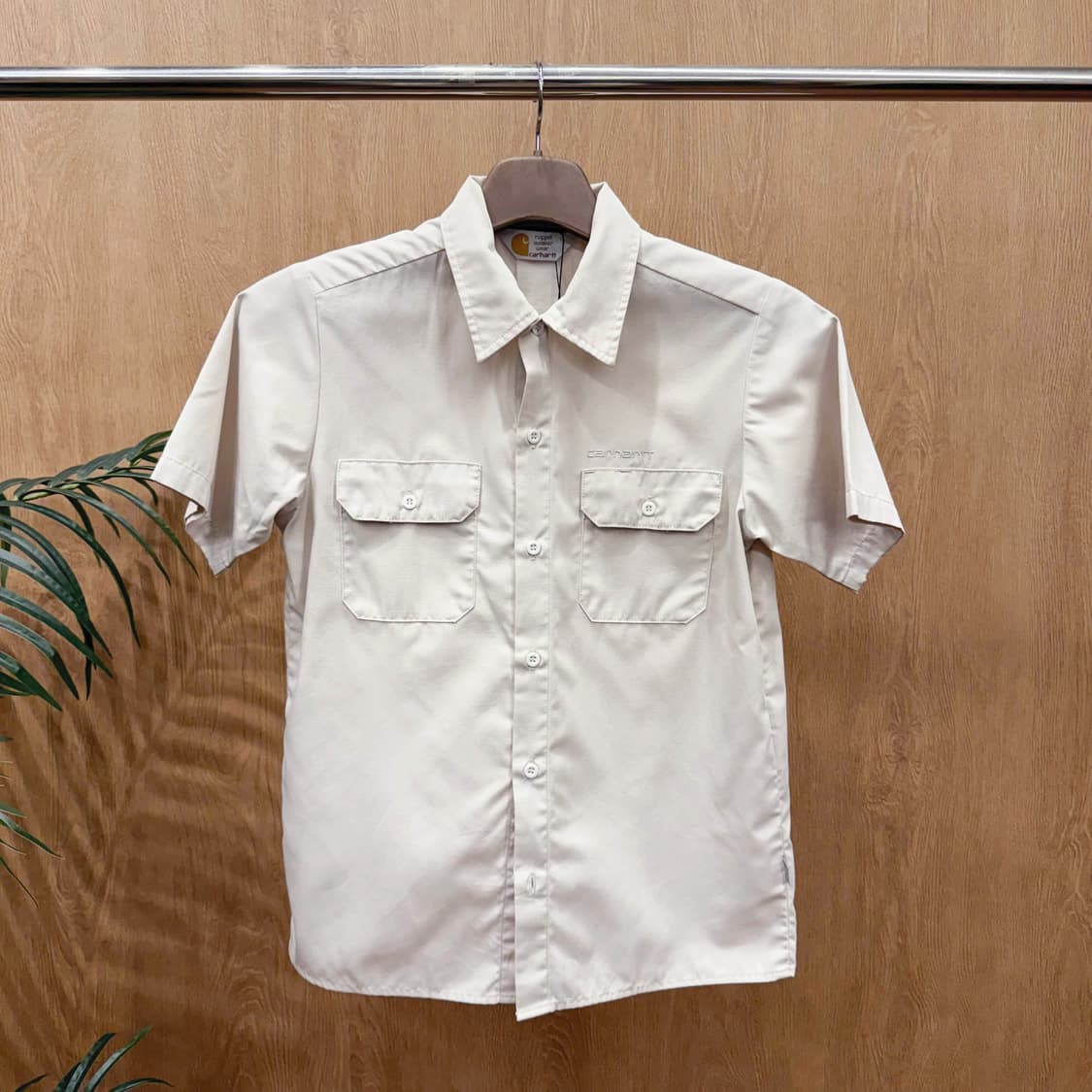 칼하트 반팔 워크셔츠 앞면 투포켓 자수 로고 디테일 베이지 상품이미지1