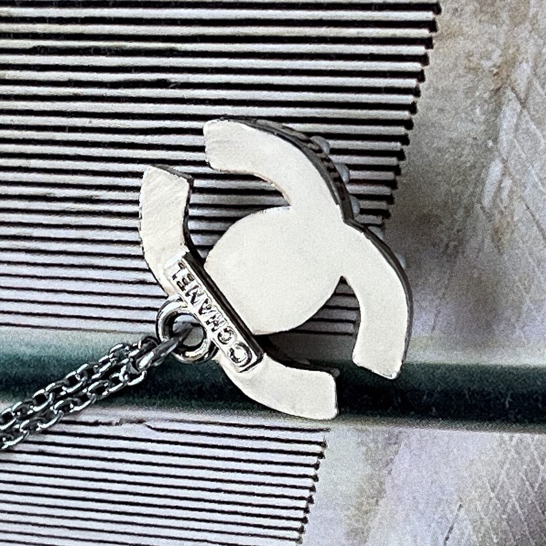 샤넬 CC로고 진주 크리스탈 실버 업사이클링 목걸이 상품이미지2