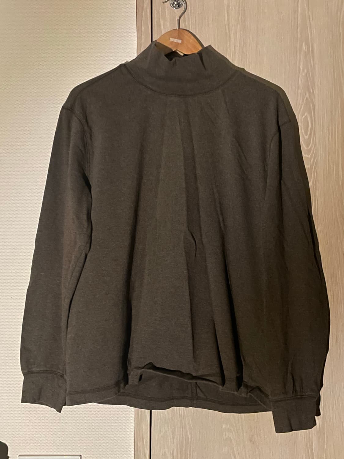 나아나나 크롭 루즈드 터틀넥 티셔츠 상품이미지1