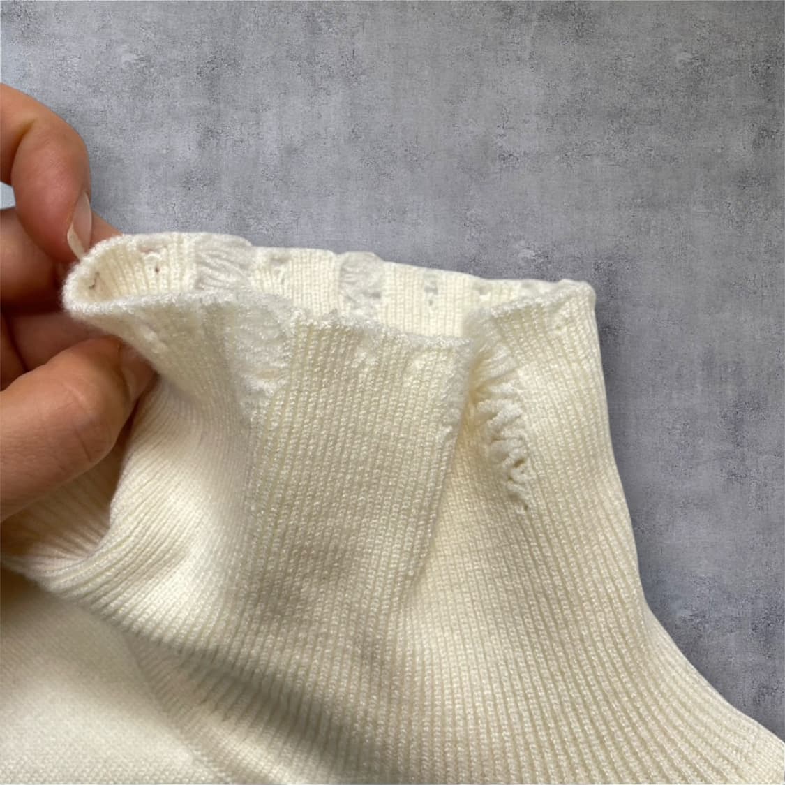 마뗑킴 Matin kim 크림 데미지 슬리브리스 터틀넥 니트 탑  상품이미지5