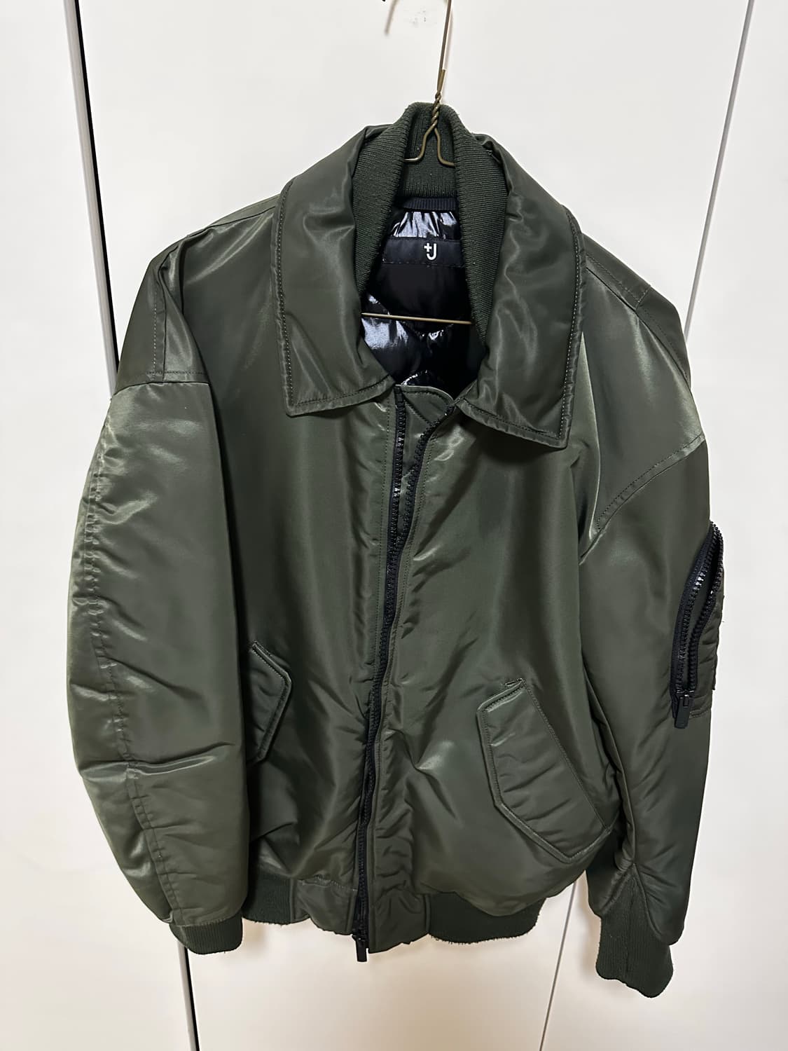 유니클로 +J 다운 오버사이즈 립 블루종 카키 상품이미지4