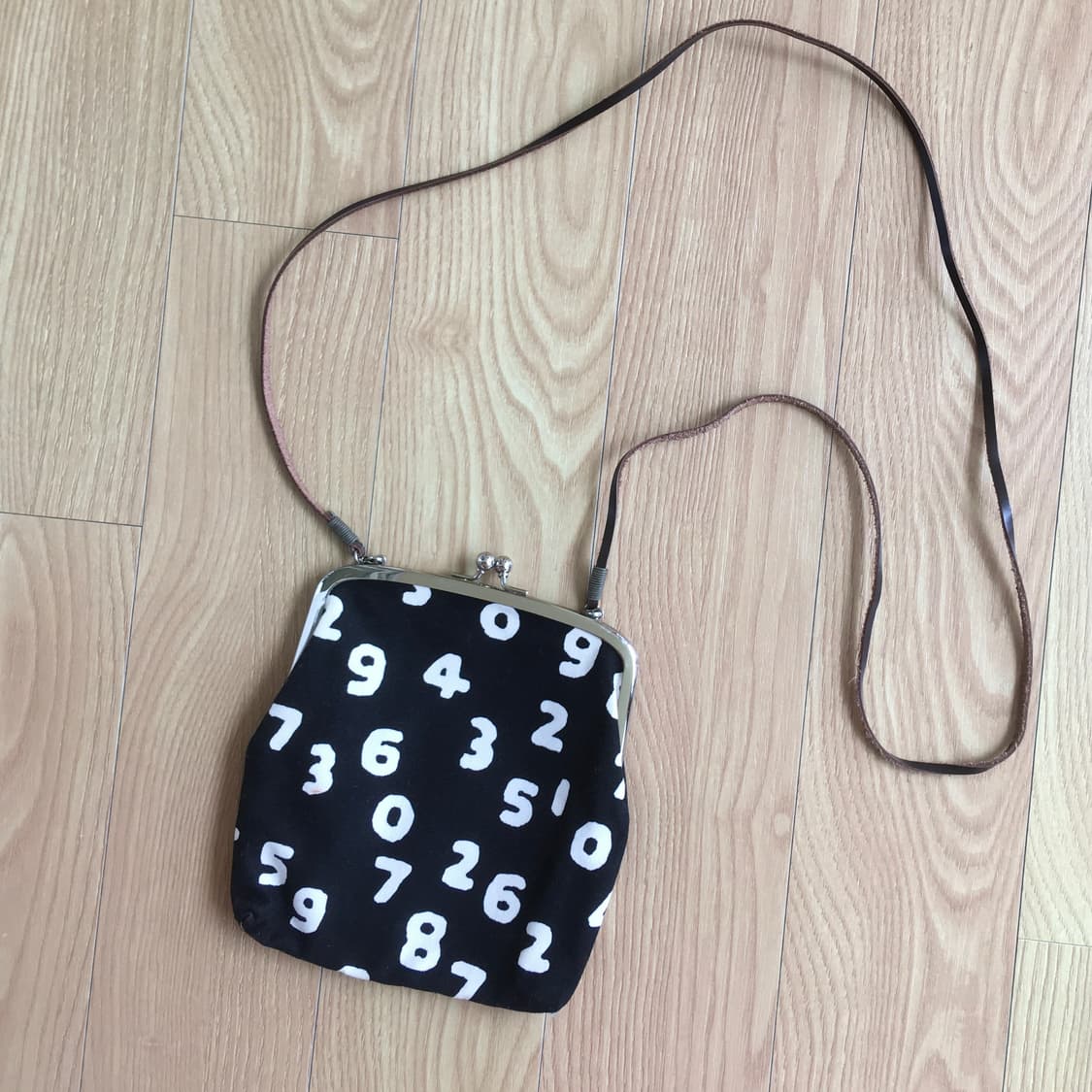 소우소우 크로스백 소우소우가마구치 크로스백 숫자 패턴 블랙 숄더 가방 상품이미지3