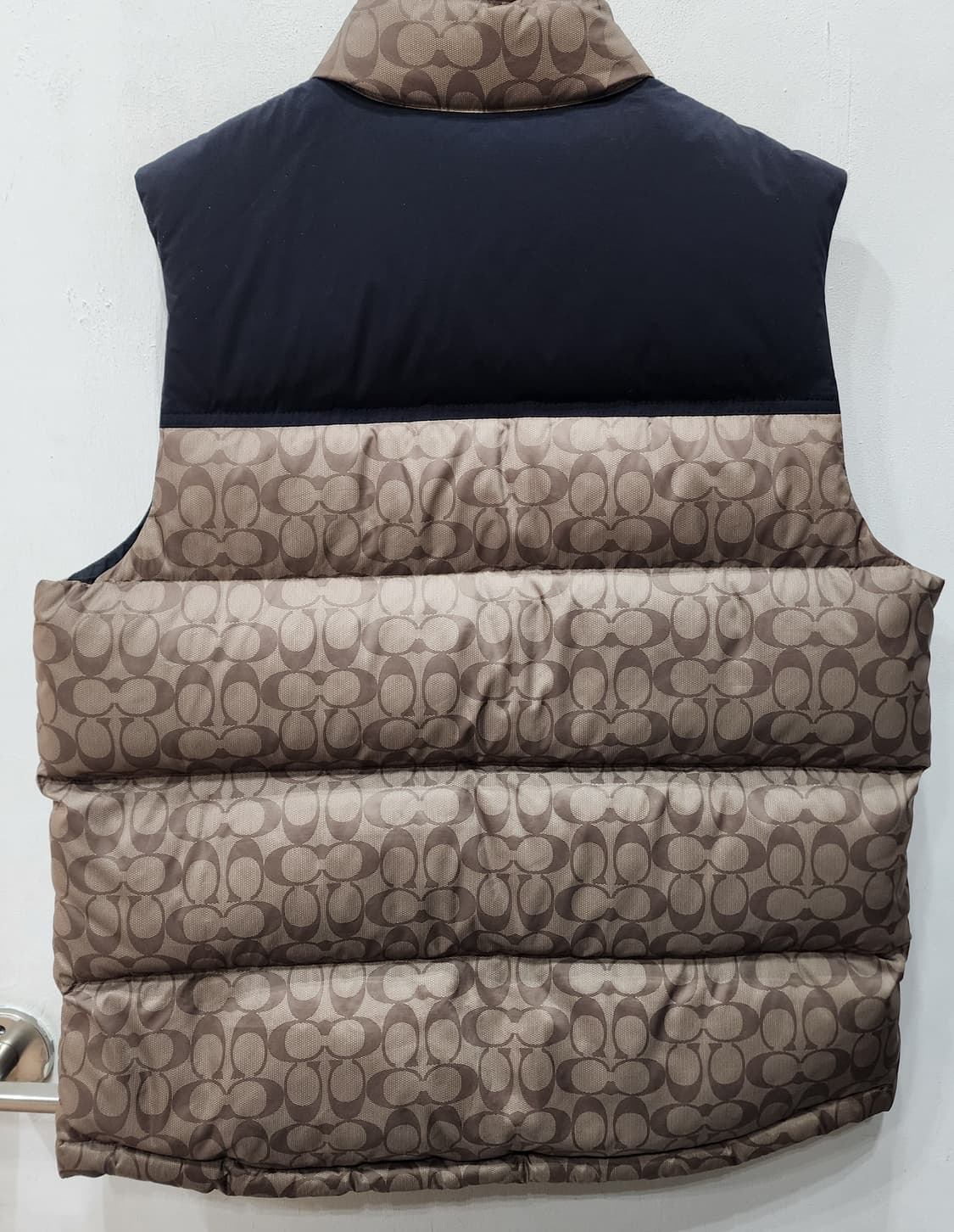 코치 시그니처 남성 패딩 조끼 라지 상품이미지2