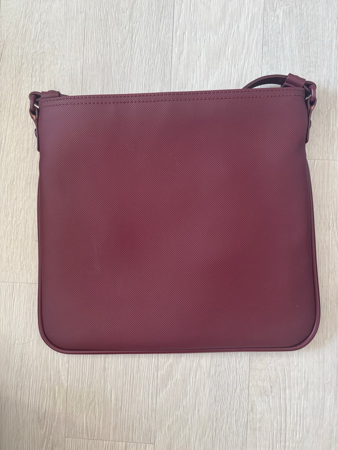 [라코스테 Lacoste] NEW CLASSIC 플랫 크로스백 (버건디) 상품이미지2