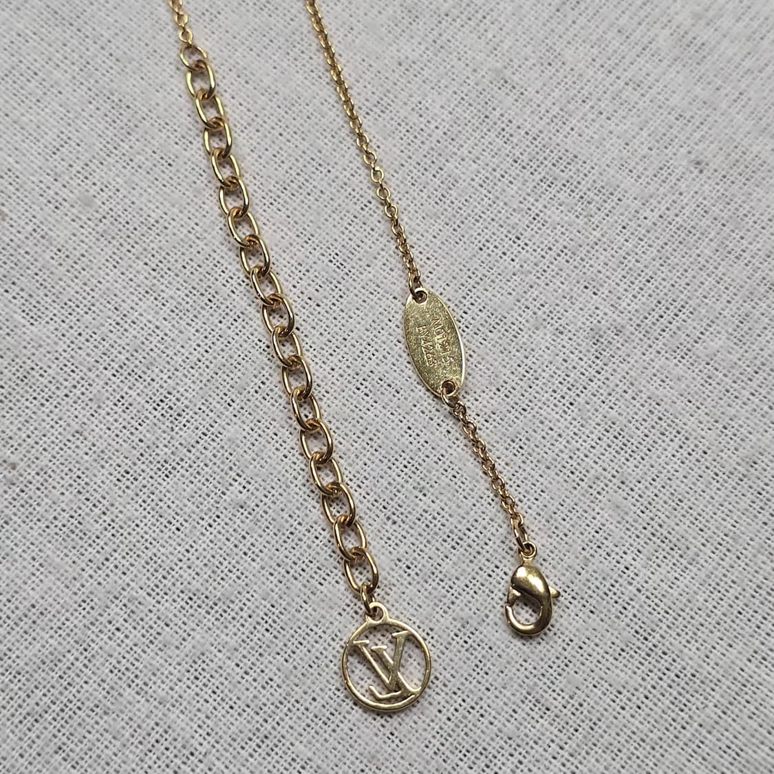 루이비통 LV 아이코닉 에나멜 목걸이 상품이미지8