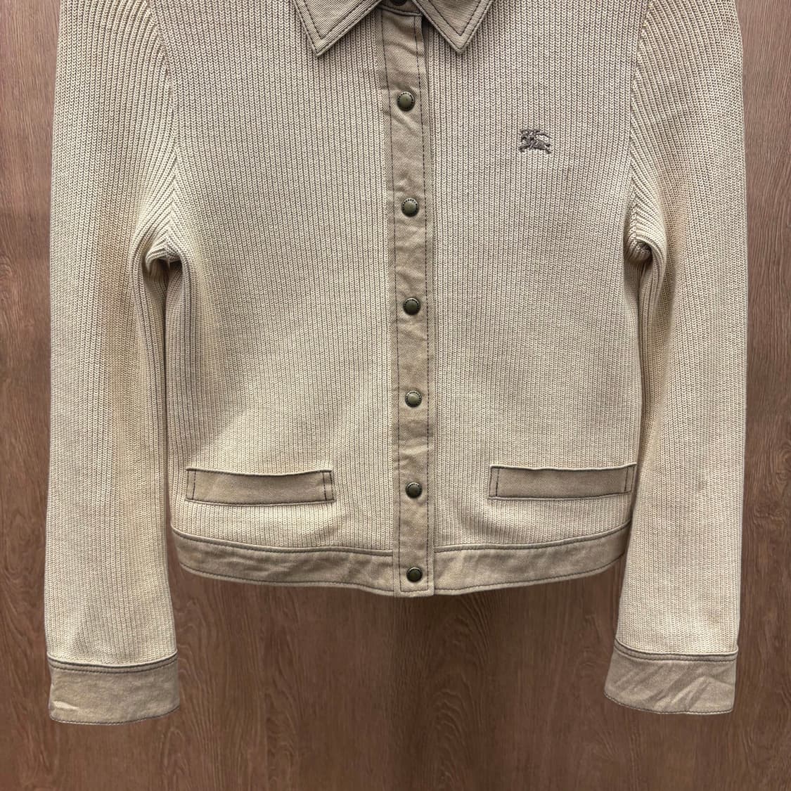 버버리 런던 코튼 리브드 니트 셔츠 자켓 나이트 로고 자수 디테일 베이지 상품이미지5